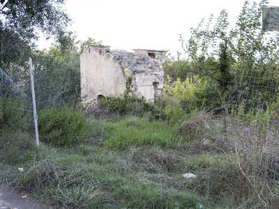 All�altezza di una decadente costruzione troviamo un passaggio...